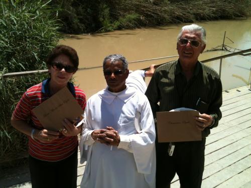 Já com o Certificado das Promessas do Batismo renovadas no Rio Jordão.