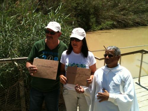 Já com o Certificado das Promessas do Batismo renovadas no Rio Jordão.