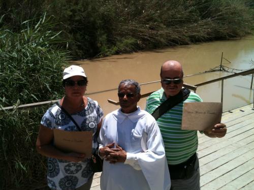 Já com o Certificado das Promessas do Batismo renovadas no Rio Jordão.