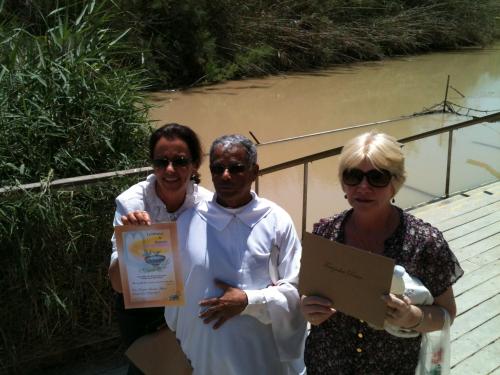Já com o Certificado das Promessas do Batismo renovadas no Rio Jordão.