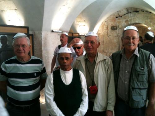 Grupo visitando a tumba do Rei David.
