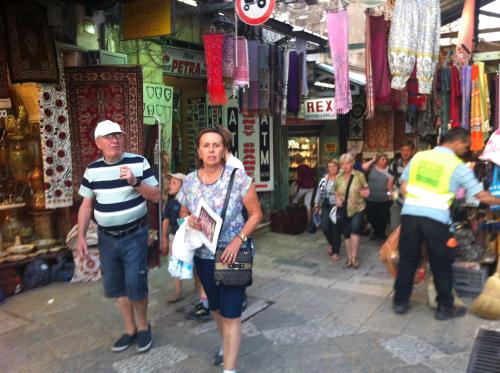 Pelas ruas da Cidade Velha de Jerusalém.