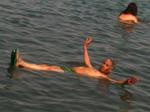 Curtindo as delícias do Mar Morto.