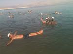 Curtindo as delícias do Mar Morto.