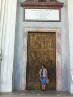 Na Porta Santa da Basílica de São Paulo fora dos Muros, em Roma.