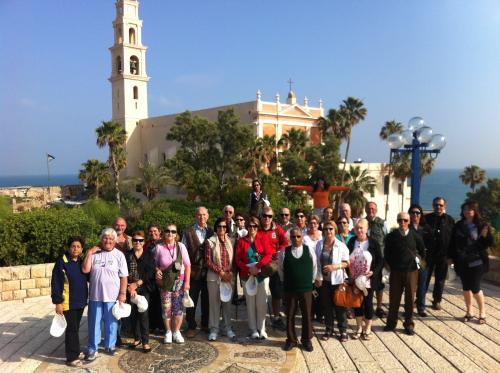 Grupo em frente à Igreja de São Pedro em Jope.