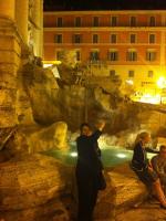 Na Fontana di Trevi, em Roma,