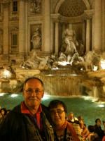 Na Fontana di Trevi, em Roma,