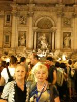 Na Fontana di Trevi, em Roma,