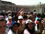 Na Praça de São Pedro, em Roma, aguardando a bênção do Papa Francisco.