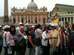 Na Praça de São Pedro, em Roma, aguardando a bênção do Papa Francisco.