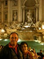 Na Fontana di Trevi, em Roma.