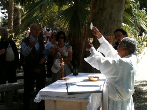 Celebrando nos jardins do Monte das Benaventuranças.