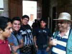 Conversando com alguns estudantes de uma escola de Morélia.