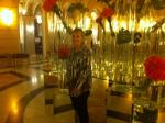 Bea no lobby do hotel de Budapeste. 