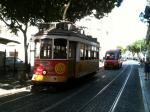 Típico Bonde ELÉTRICO pelas ruas de Lisboa.
