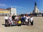Grupo visitando a Praça do Comércio no centro histórico de Lisboa.