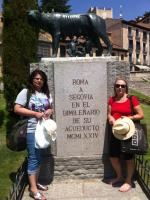 No centro de Segóvia, homenagem recebida de Roma.