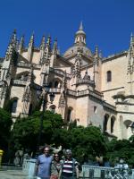 Em frente à Catedral de Segóvia.