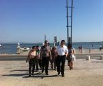 Na Praça do Comércio no centro histórico de Lisboa e o Rio Tejo ao fundo.