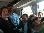 Grupo ouvindo o testemunho da Vera a caminho de Paris.
