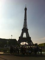 Meio contra a luz, mas em Paris, a Torre Eiffel.