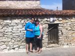 Marisa e Ana (nossa guia) no mesmo local da foto dos três pastorzinhos.