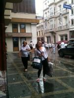 A chuva não atrapalha as compras em Istambul.