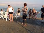 Lazer e descontração em praia do Mar Morto