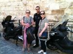 Pelas ruas de Jerusalém, pedindo informações para os policiais