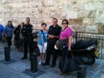 Pelas ruas de Jerusalém, pedindo informações para os policiais