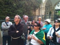 Parada em uma das estações da Via Dolorosa