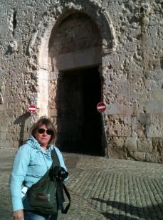 Na bastante baleada Porta de Sião, em Jerusalém