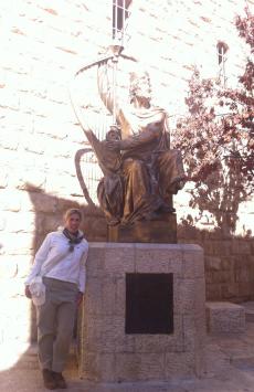 Junto à estátua do Rei David