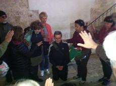 Grupo abençoando o sacerdócio do Frei Jaime no Cenáculo, em Jerusalém