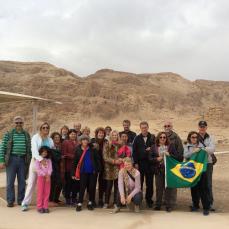 Grupo na visita ao sítio arqueológico de Qumeran
