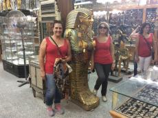 Posando com o Rei Tut