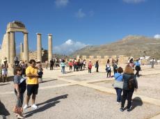 Passeando pela Acrópole de Lindos, em Rhodes