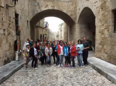 Grupo pelas ruas da Cidade Velha de Rhodes