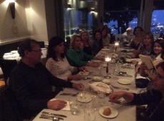 Grupo no jantar panorâmico em Atenas