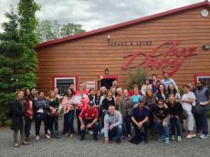 Brasileiros e mexicanos na fábrica de maple. 