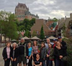 Grupo no cartão postal de Quebec: Chateau Frontenac. 