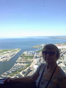 Nayr apreciando a vista de Toronto. 
