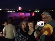 Esperando o show de fogos nas cataratas. 