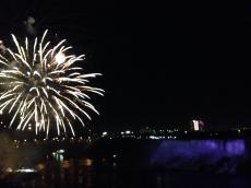 Show de fogos nas cataratas. 