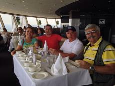 Almoçando de frente para as cataratas. 