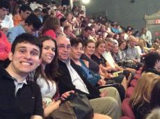 Assistindo ao super musical MAMA  MIA