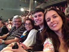 Assistindo ao musical Mamma Mia. 