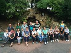 Grupo na réplica da gruta de Lourdes, em Nevers