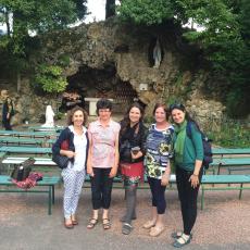 Na réplica da gruta de Lourdes, em Nevers